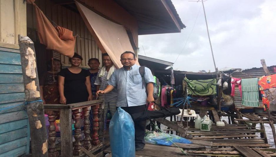 Photograph 1: Main researcher with the community of Bajau Laut in Semporna.