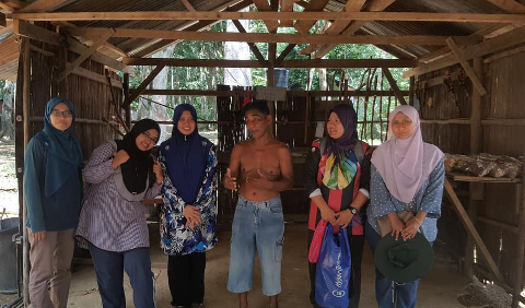 Researchers with ‘akar kayu’ entrepreneur (Pak Awang) at Kg. Chendahan, Tasik Chini