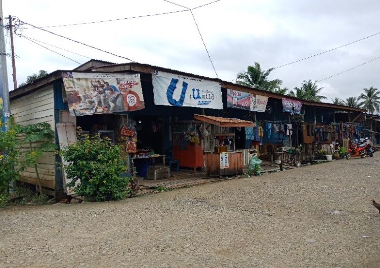 The long street shops operated by Indonesian in Kampung Sungai Melayu (Sebatik, Indonesia), accepting Ringgit Malaysia for transaction