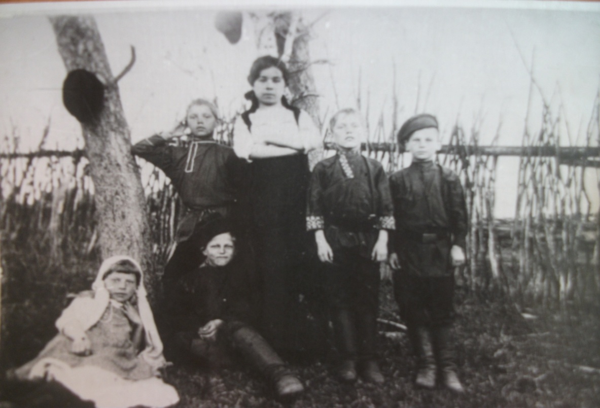 The teacher of the elementary school of the Southern Ural M.V. Shevelina with students. 1912