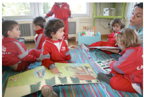 Fig. 2. A two-year-old girl pointing at single images of El viatge d’en Max, by David Gauthier and Marie Caudry. In this photo we can see how the girl is able to point, identify and label many different elements in the